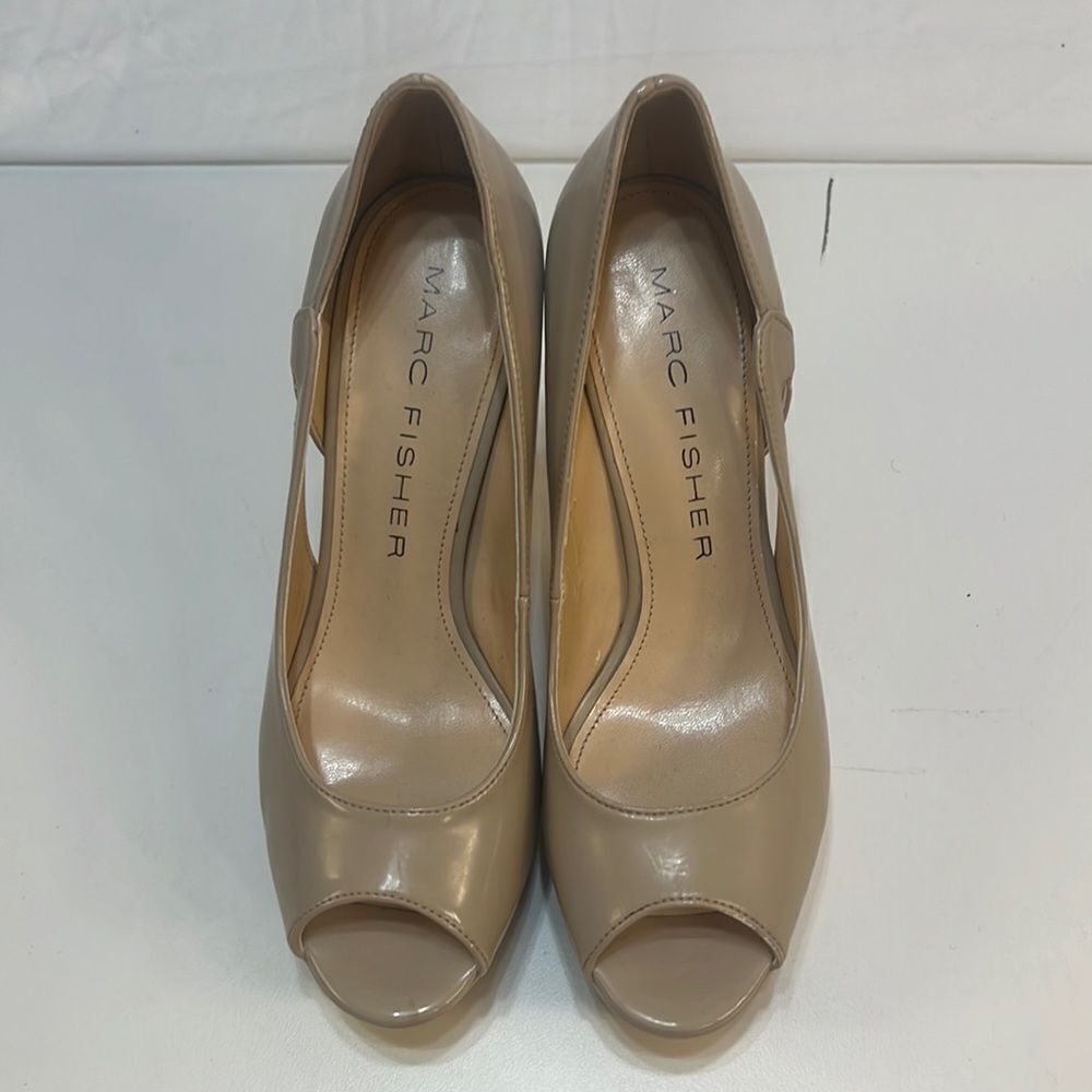 Marc Fisher womens shiny/ glossy peep toe heels size 6.5